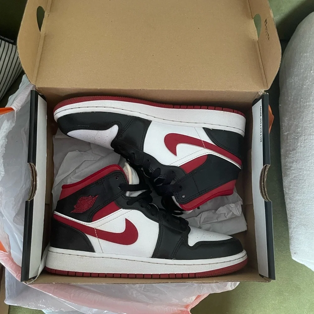 Nike Air Jordan 1 Mid GS Size 4 Youth